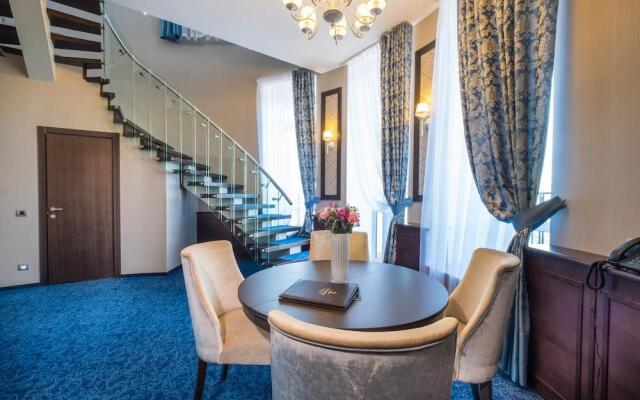 Hotel Tom River Plaza