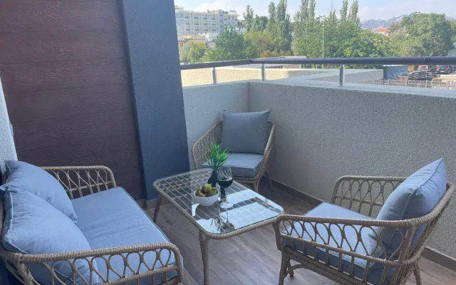 Апартаменты на Набережной 75 (213А)