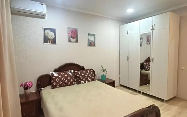 Uyutnaya Prostornaya Kvartira Flat