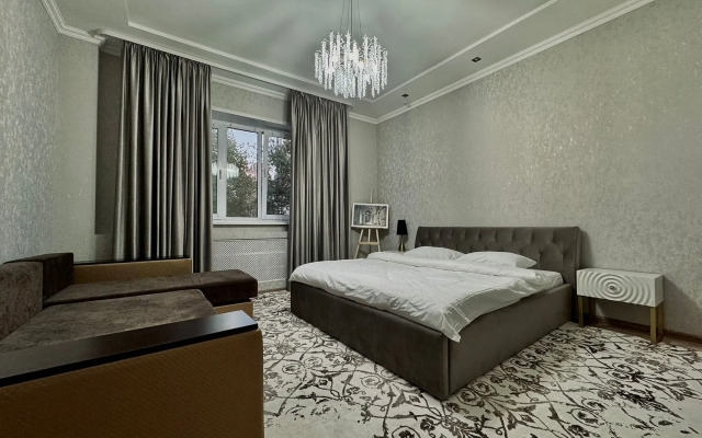 Belaya Trekhkomnatnaya Kvartira u Vokzala Apartments