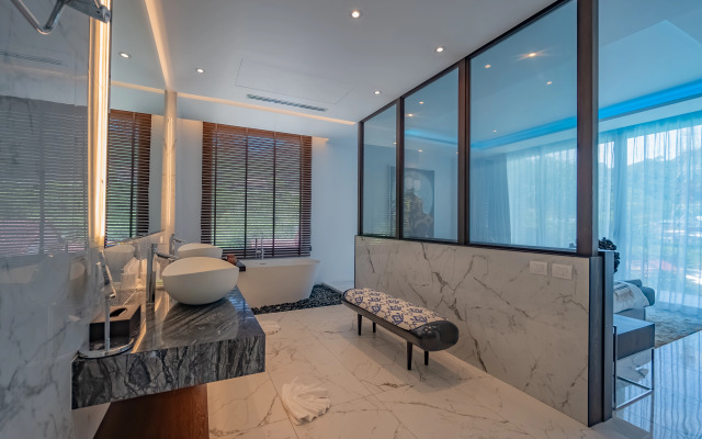 Luxury Infinity Pool Villa in Nai Harn Villa