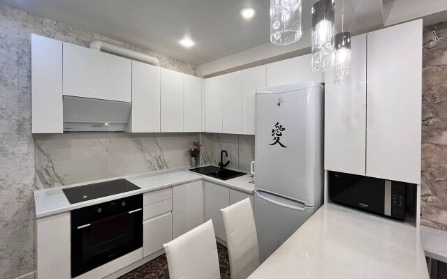 S konditsionerom ryadom s Naberezhnoy Apartments