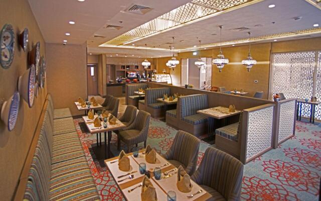 Отель Mena Plaza Hotel Albarsha