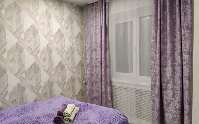 V Tsentre Neftyanikov Flat