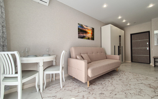 S Balkonom v Odnom iz Samykh Zelenykh Rayonov Sochi Flat