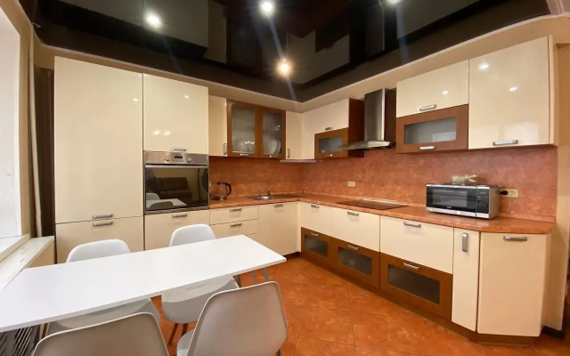 Квартира Уникальная трёшка с отдельным входом и двором