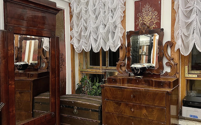 Квартира с антикварной мебелью