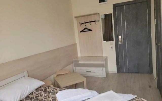 S mini-kukhney i sobstvennym sanuzlom Apartment