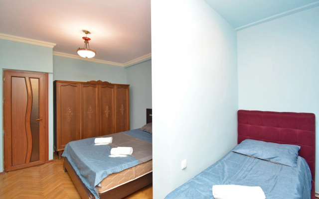Trekhkomnatnaya v Tsentre Goroda Flat