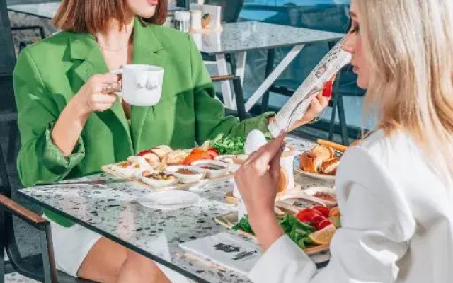 Lucky Monkey Midi Hotel