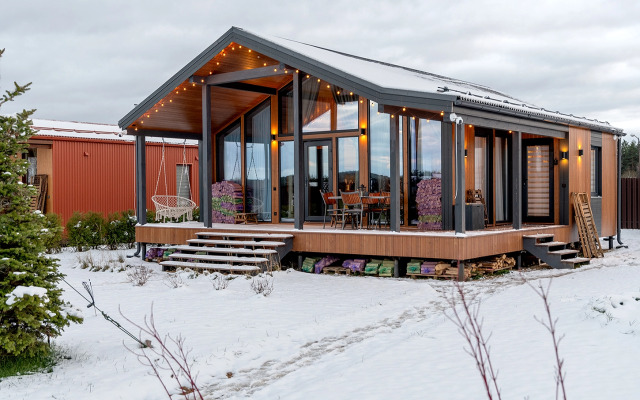 Частный дом с панорамными окнами с выходом на террасу и баней на дровах