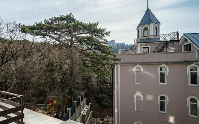 Dvukhetazhnaya S Terrasoy Otdykh U Ruchyya Flat
