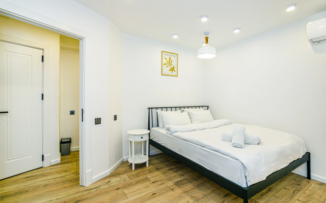 Imparator in Nizami Street Apartment