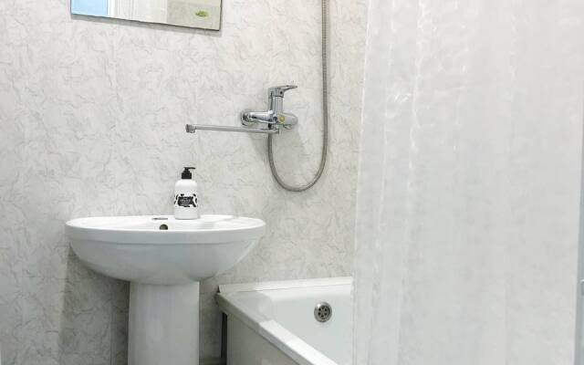 Dvukhkomnatnye apartamenty ryadom s parkom i ozerom Flat