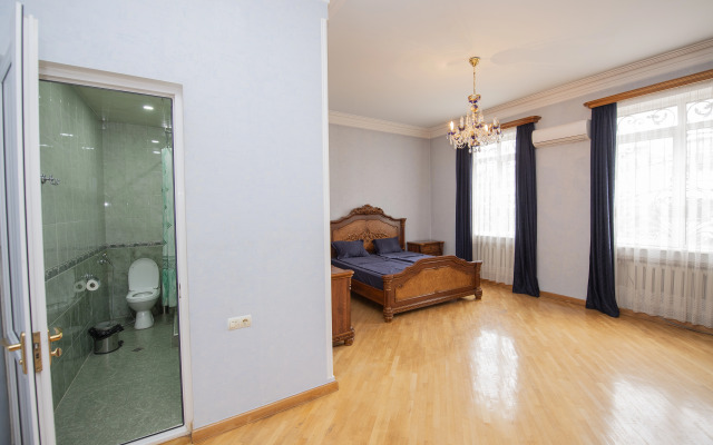 s 5 spal'nyami Guest House
