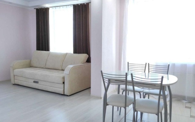 Квартира Уютная Двухкомнатная рядом с ТРЦ Планета