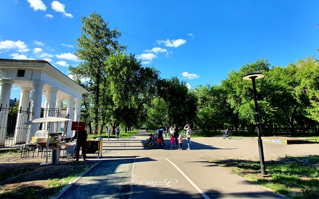 V Tsentre U Parka Izumrudnyij Apartments