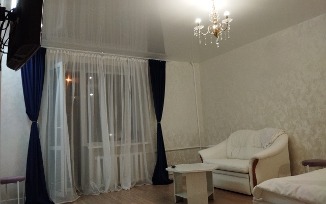 U Glavnoy Ploschadi Pobedy Flat