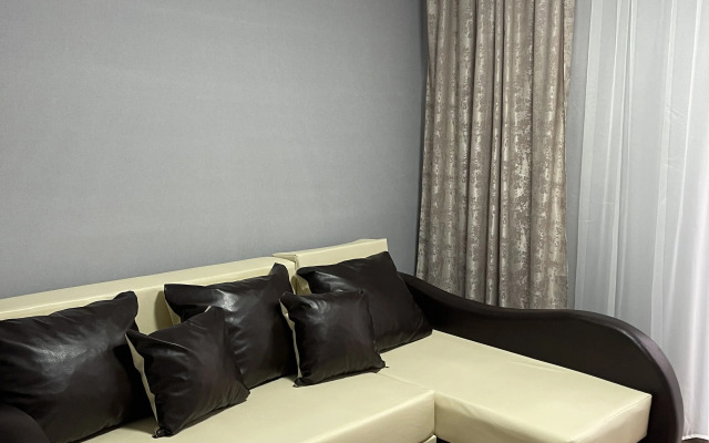Dvukhkomnatnaya. Voroshilova 8a. 2 Etazh Flat