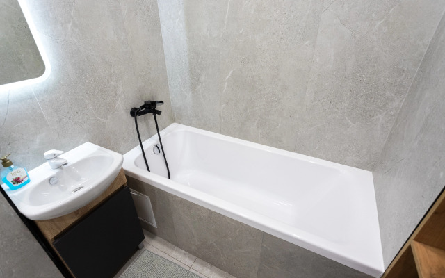 Квартира уютная трехкомнатная с двумя балконами рядом с островом Канта