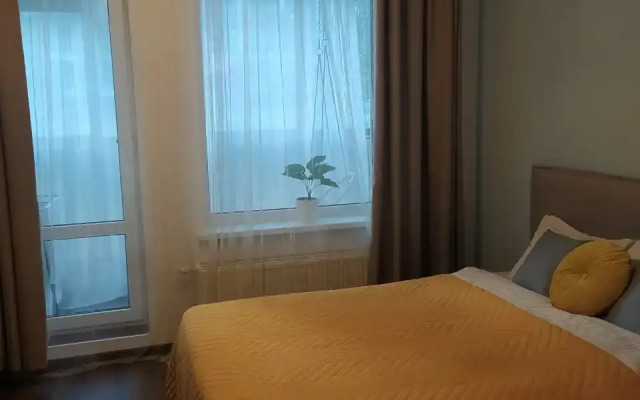 Na 3 chelovek v Strizhakh s balkonom Flat