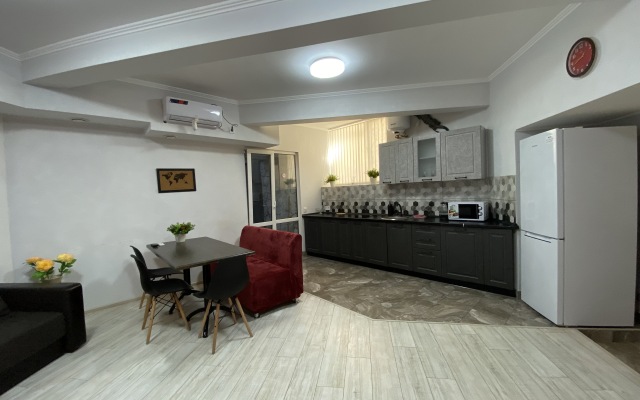 V Tsentre Yalty Apartments