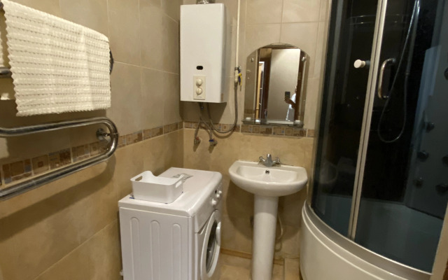 Prostornaya Odnokomnatnaya S Khoroshey Lokatsiey Flat