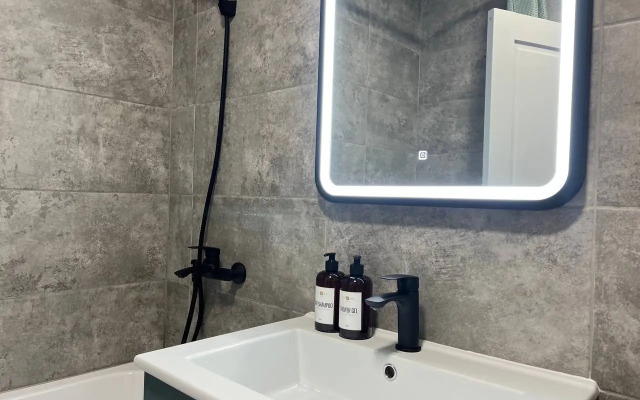 Na Tsentralnom Prospekte Goroda 17 Etazh Flat