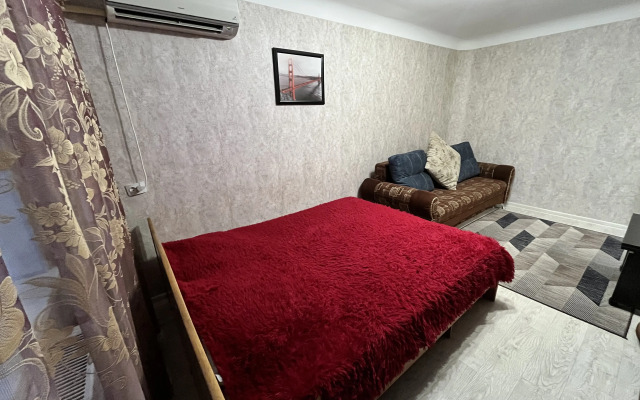 Shikarnaya odnushka vozle Akvaparka Flat