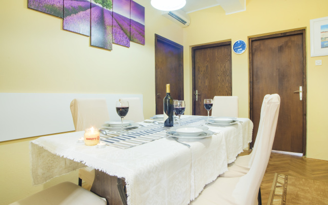 Karmelic Apartments