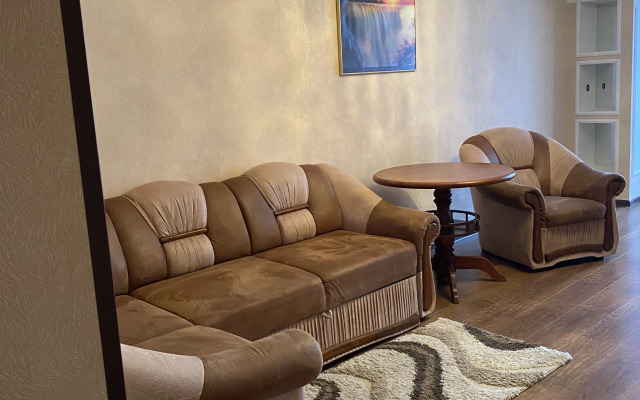 V Tsentre Na Ul. Tkachenko 1/75 Flat