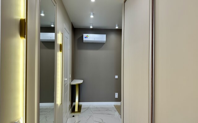 Dizaynerskaya Ryadom S Morem I Krasivym Vidom Flat