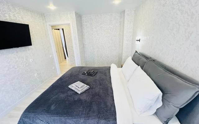 Tryokhkomnatnaya kvartira s vidom na basseyn Apartments