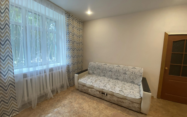Prostornaya Odnokomnatnaya S Khoroshey Lokatsiey Flat