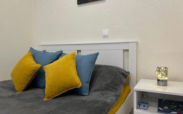 Komfortnaya studiya ryadom so sklonom Flat