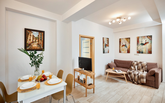 In the center of the Riviera Park Apartments