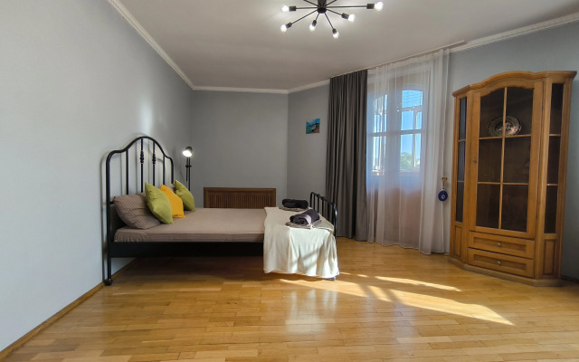 Na Ploschadi Ushakova Flat
