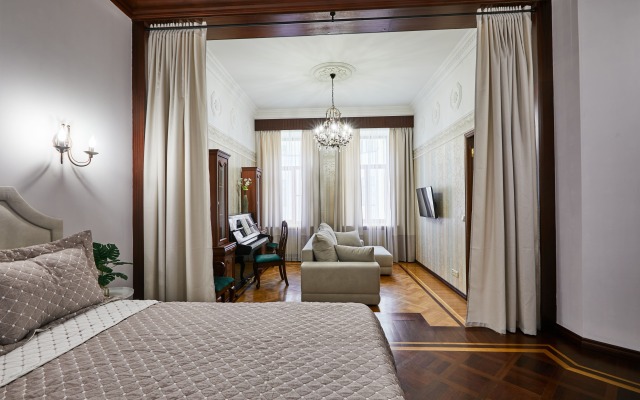 Квартира на 8 человек в Петербургском Стиле