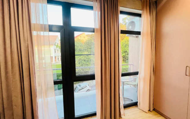 Chetyryokhmestnaya studiya s balkonom i basseynom na territorii Apartments