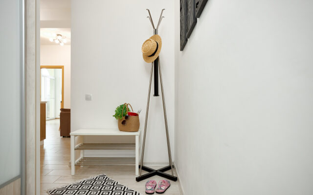 In the center of the Riviera Park Apartments