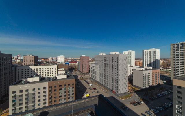 Na 16 Etazhe s Zavorazhivayuschimi Zakatami Apartments