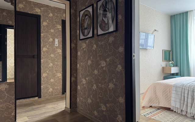 Semeynaya Retro s Vidom na Les Flat