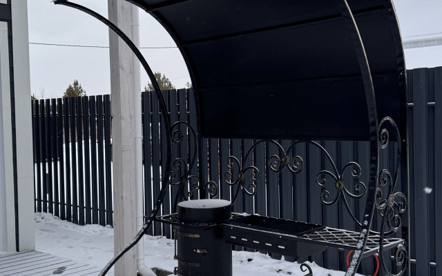 Dom s basseynom ryadom Solnechnoy dolinoy Private house