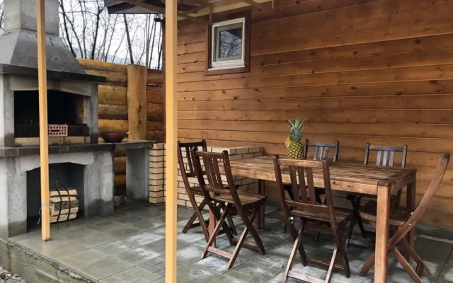 S baney basseynom i mangalom na beregu reki Private house