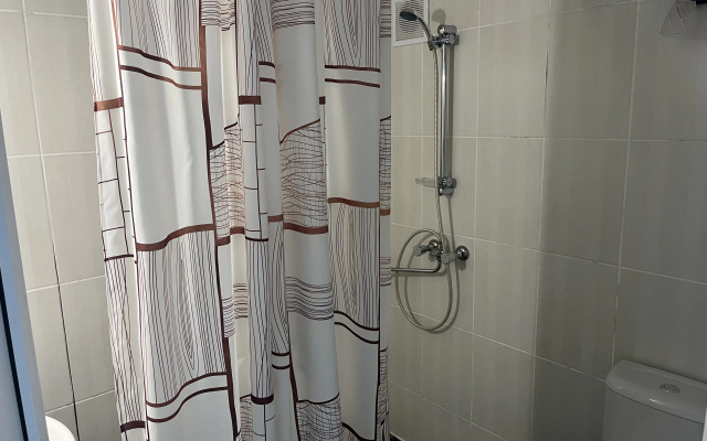 Trekhmestny Uluchshenny S Vannoy Komnatoy Apartment