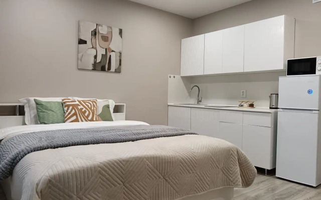 Апартаменты Уютная студия в шаговой доступности от аэропорта Кольцово