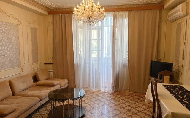 Okolo Devichyey Bashni, Stary Gorod/Baku Apartments