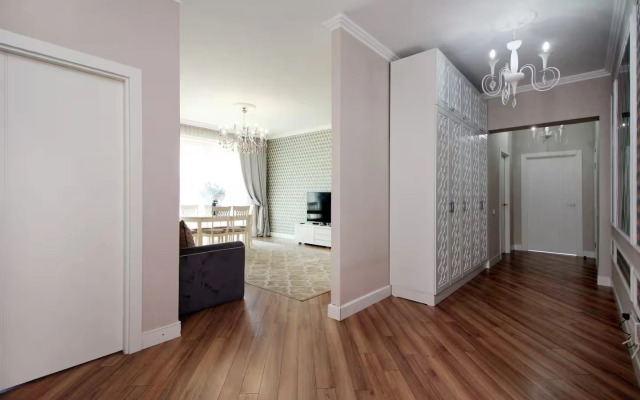 Trekhkomnatnaya V Zhk braun Vozle Trts Mega Almaty Flat