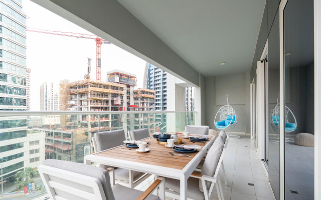 Keyrock Chic 2BR Escape Pool & Lake View Apartments