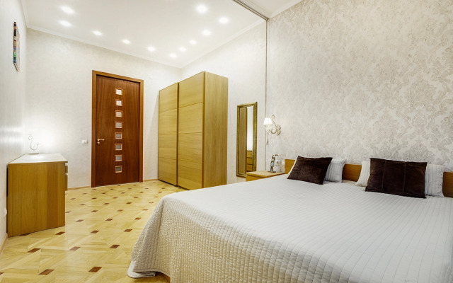 Квартира Трехкомнатная с Видом на Фонтанку